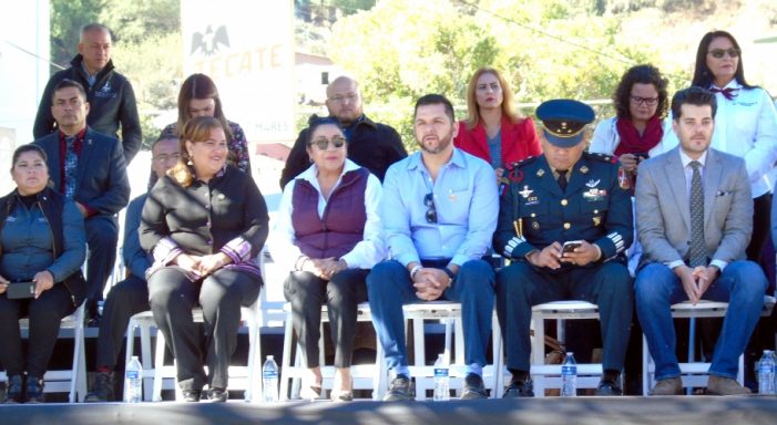 Leticia Calderón presente en desfile de la Revolución