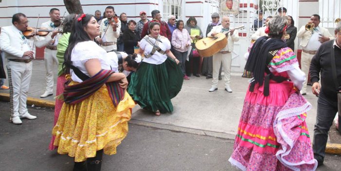 Festejan cumpleaños de López Obrador al estilo revolucionario
