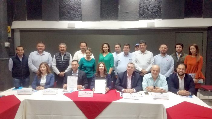 Firma alcalde Kiko Munro convenio con CMIC