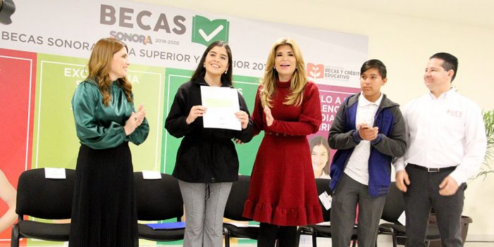Continúa entrega de becas por “Excelencia académica”