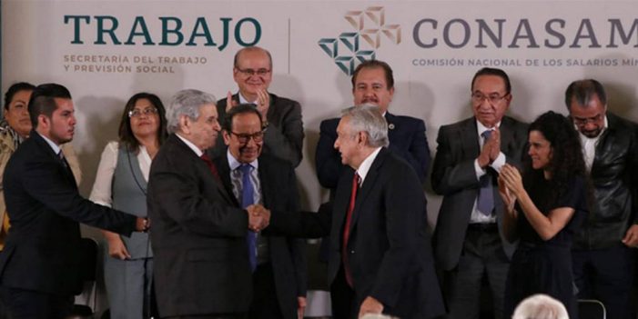 Celebra López Obrador aumento al salario mínimo