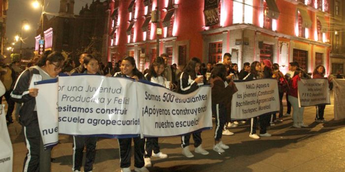 Con música, jóvenes piden a AMLO construcción de escuela en Morelos