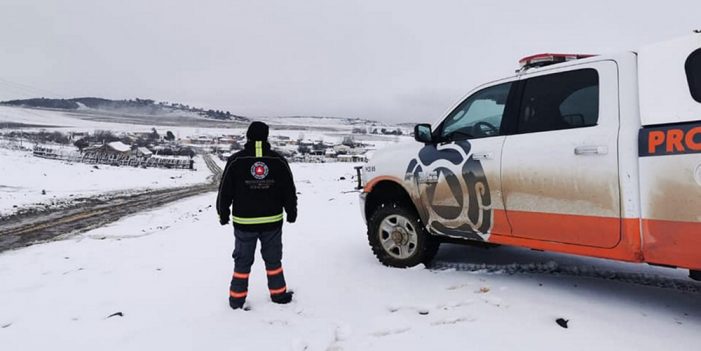 Rescatan 11 personas varadas por nevada
