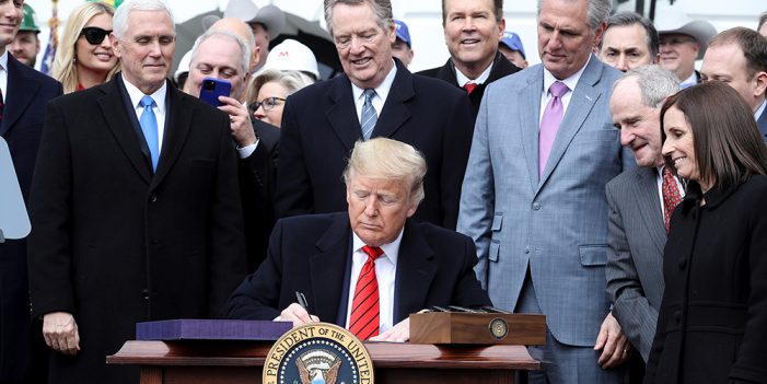 Donald Trump firma acuerdo modificatorio del T-MEC