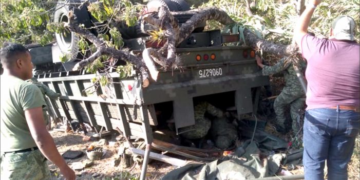 Cinco militares muertos y 21 heridos en volcadura