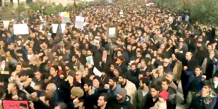 Miles de iraquíes despiden a líder iraní