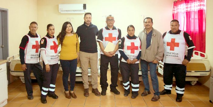 Entrega Kiko Munro camas médicas a Cruz Roja