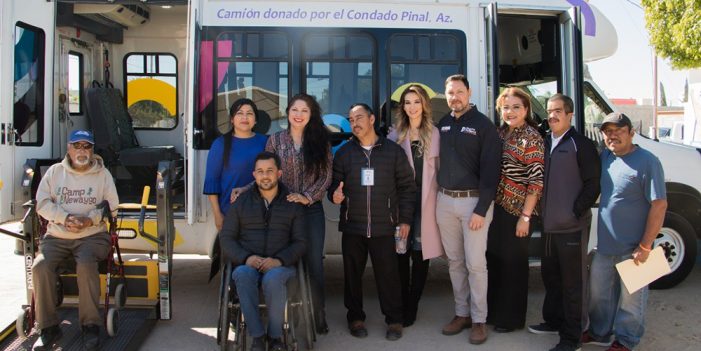 Entrega alcalde camión para discapacitados