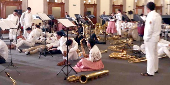 Entregan instrumentos a músicos de Oaxaca