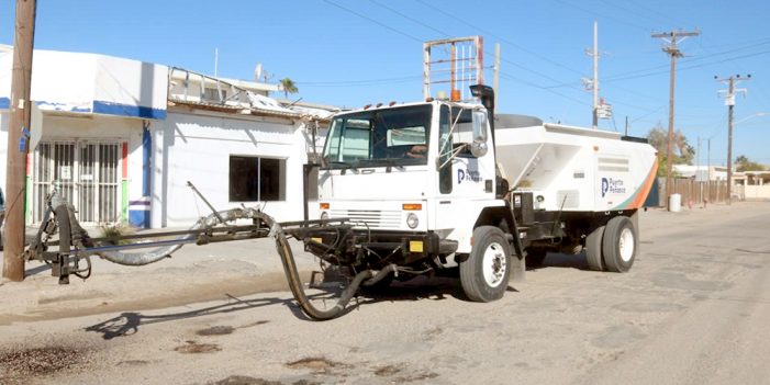 Trabaja Camión bacheador para combatir con rapidez problemas de vialidad