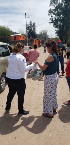 Leticia Calderón lleva despensas a “El Cibuta” 