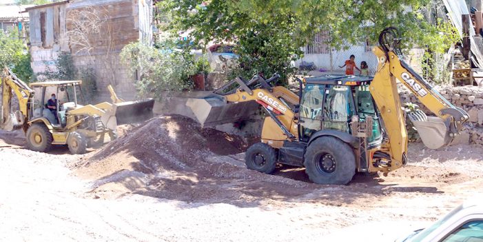 Desazolvan arroyo Los Nogales