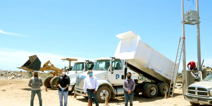 Entrega Kiko Munro maquinaria para relleno sanitario