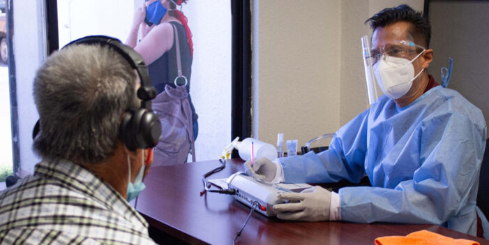 Entrega Salud Sonora auxiliares auditivos a población vulnerable