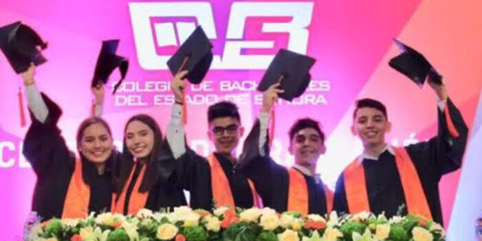 Arriba Cobach a sus 45 aniversarios con alto prestigio académico