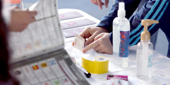 Con sana distancia, ciudadanos de Hidalgo cumplen en las urnas