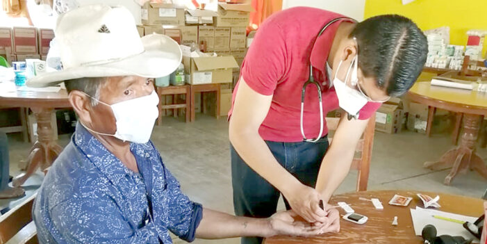 Acercan servicios médicos a comunidad indígena guarijía