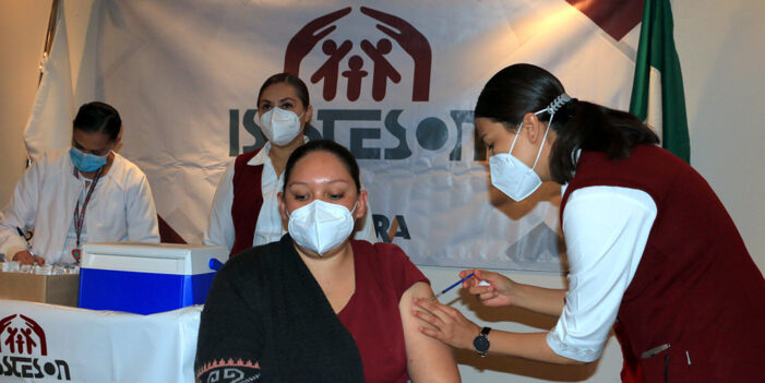 Trabajadores de Isssteson reciben vacuna contra Covid-19