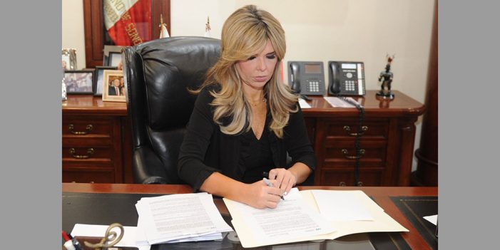 Claudia Pavlovich firma convenio por subsidio a la luz