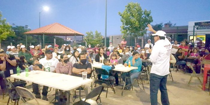Juan Gim firma compromisos en colonias de Nogales