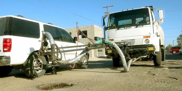 Con camión bacheador Puerto Peñasco avanza