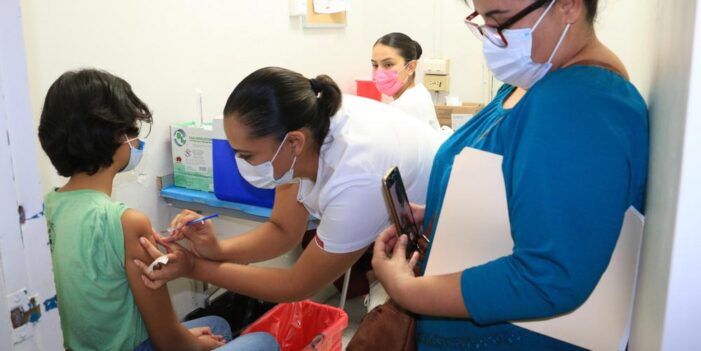 Isssteson aplica vacunas Covid-19 a adolescentes con comorbilidad