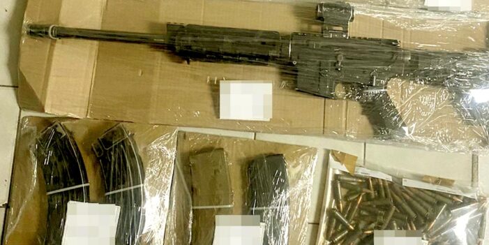 Localizan armas, cartuchos y equipo táctico