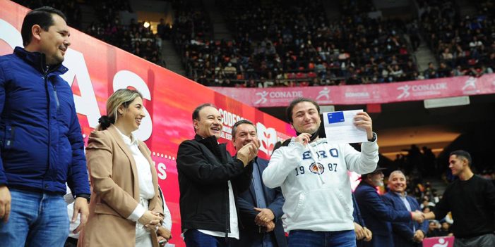 Transfieren recursos a 11 mil becarios de Universidad