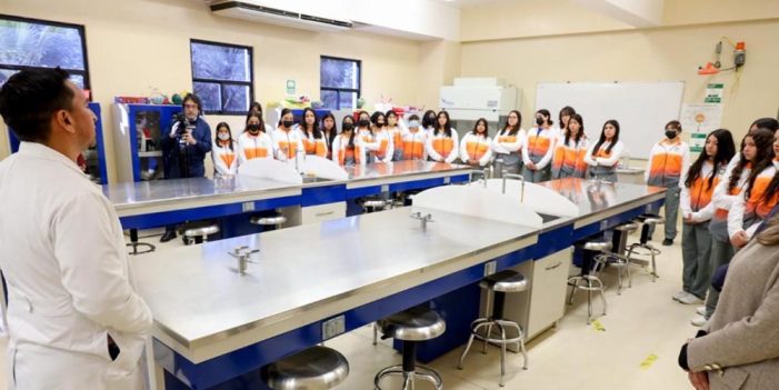 Promueve UES interés de niñas por la ciencia