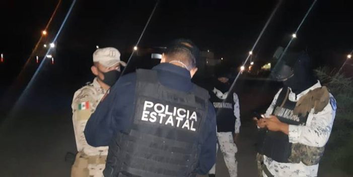 Aseguran a tres hombres con armas y hierva verde
