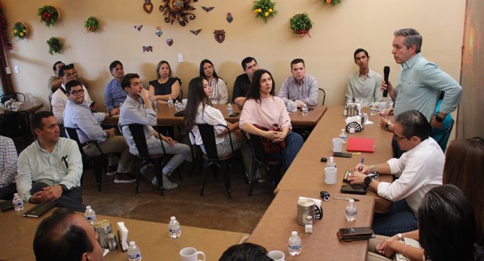 Omar Del Valle dialoga con empresarios de Hermosillo